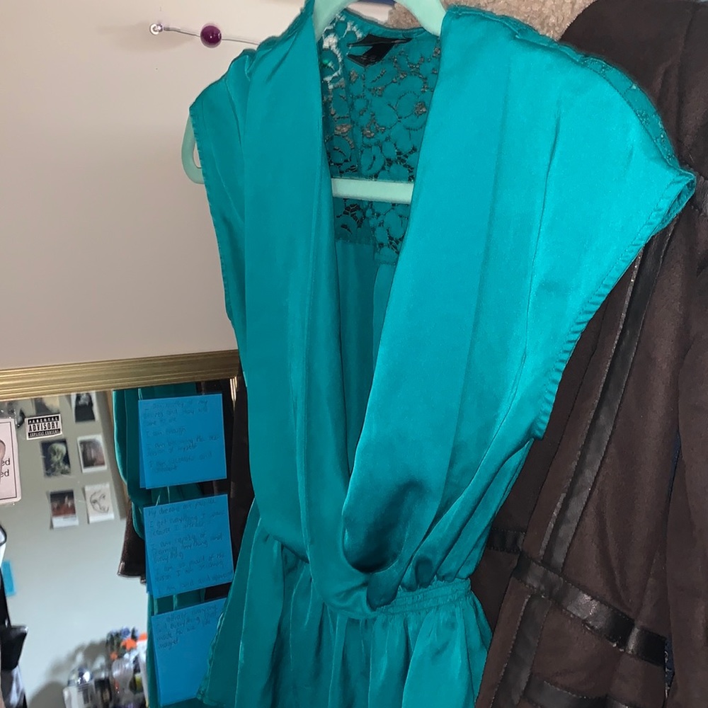 Green blouse with floral back part w/cinched waist